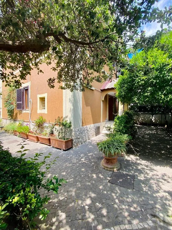 Los Mochileros Hostel - Age Limit 18-28 contacts