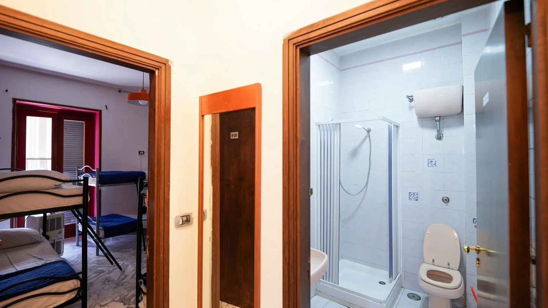 Los Mochileros Hostel - Age Limit 18-28 Naples