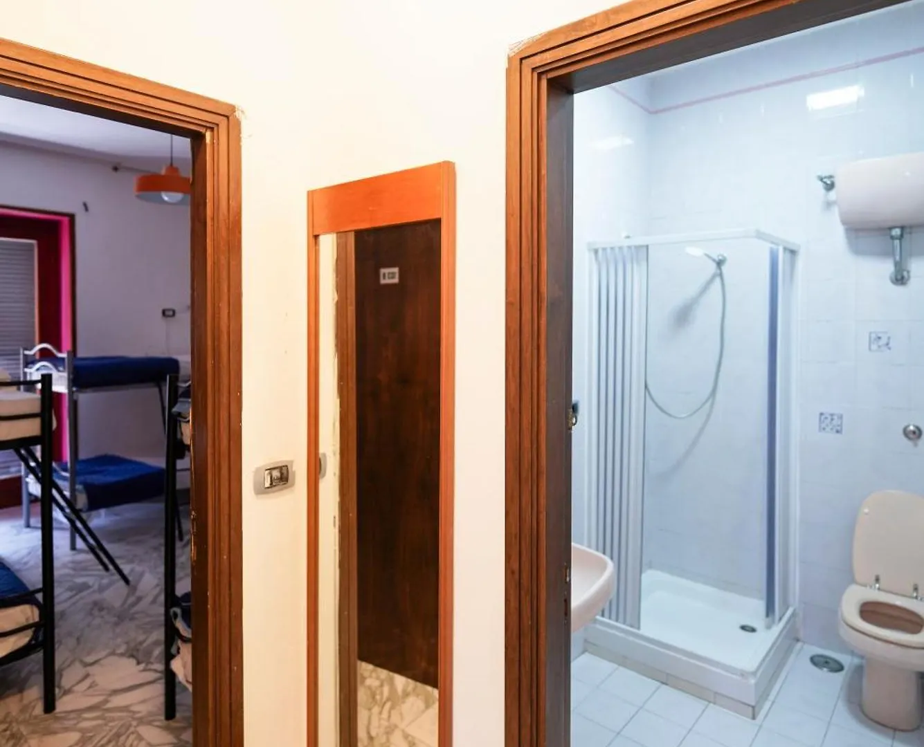 Los Mochileros Hostel - Age Limit 18-28 Naples Italy